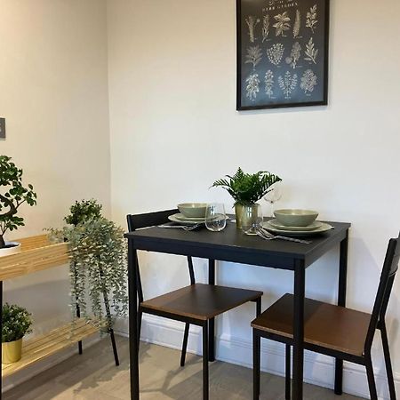 Ferienwohnung Awesome Refurbished 1 Bed Flat Few Steps To High St ! - 2 East House Epsom Exterior foto